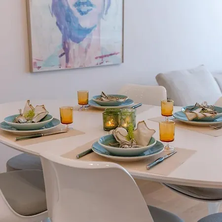 Lovely And Spacious In The Center Of