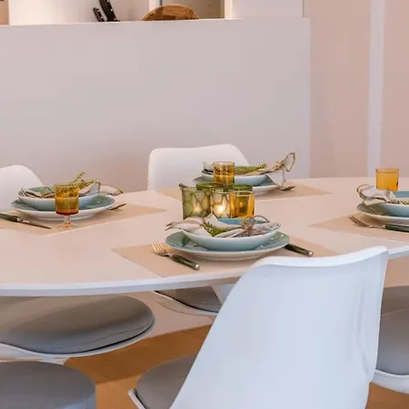 Lovely And Spacious In The Center Of *